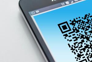 Использование QR-кодов в SMS-маркетинге для связи онлайн и оффлайн взаимодействия